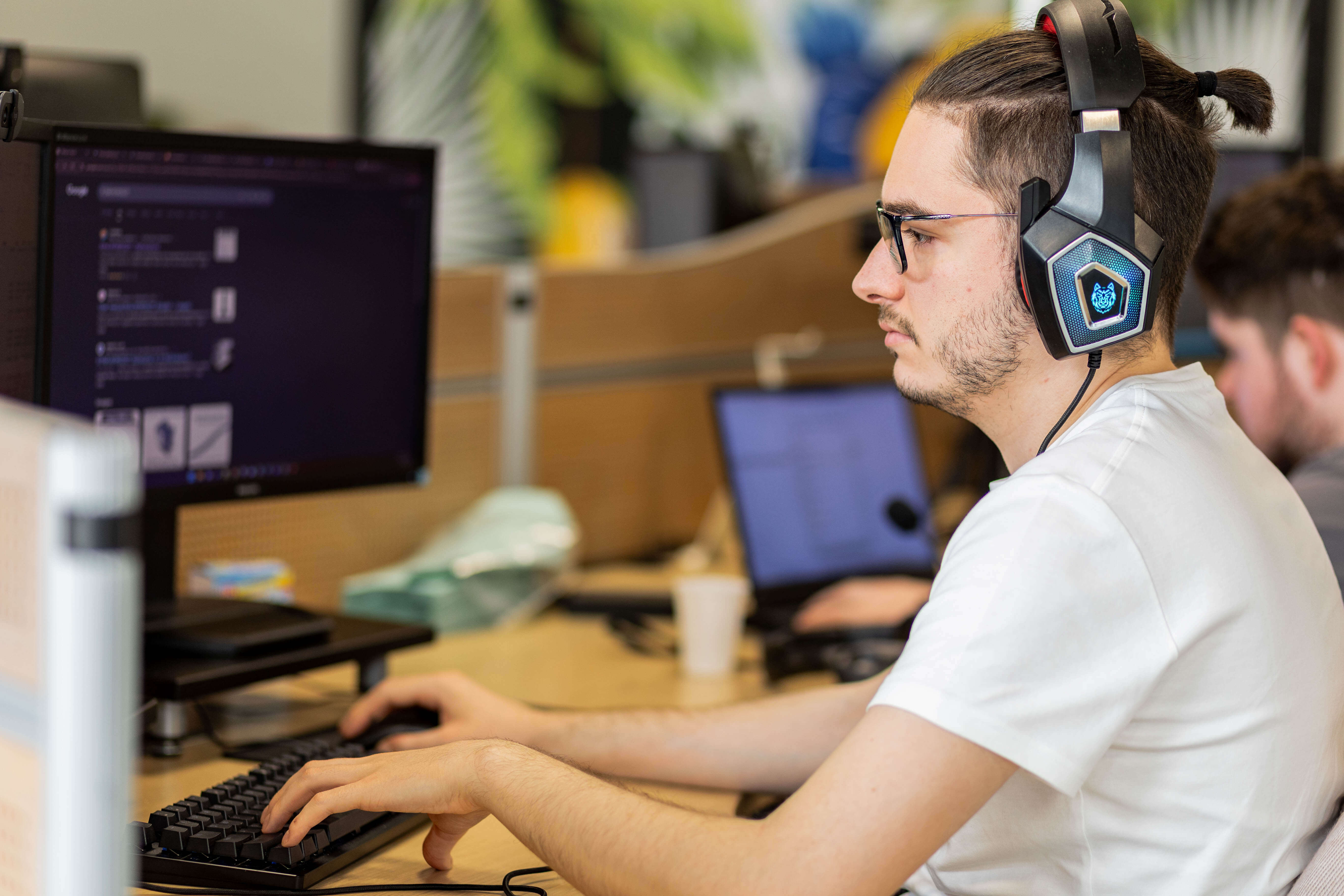 Softwareontwikkelaar werkt achter een computer aan softwareontwikkeling