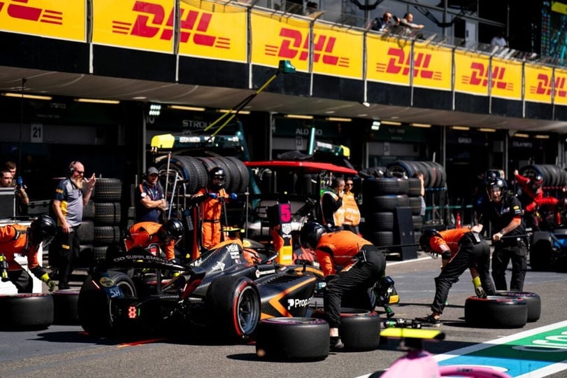 Formule 2-team werkt tijdens een pitstop aan een raceauto.
