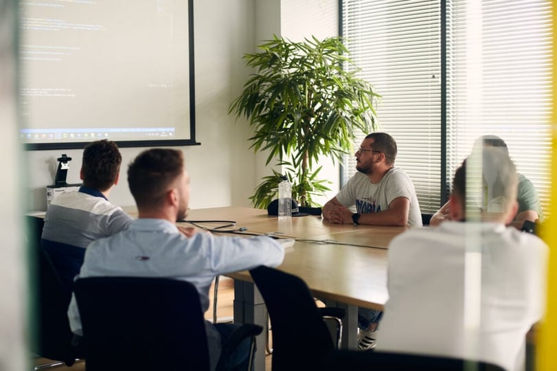 NetRom-developers overleggen tijdens een gezamenlijke werksessie