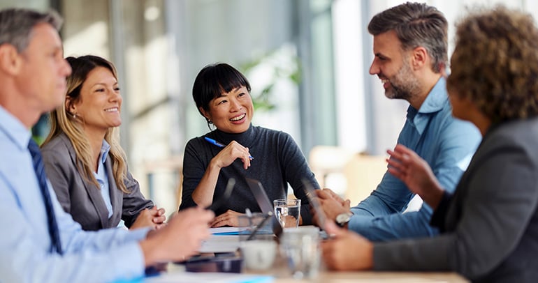 Softwareteam bespreekt prioriteiten tijdens een gezamenlijke werksessie