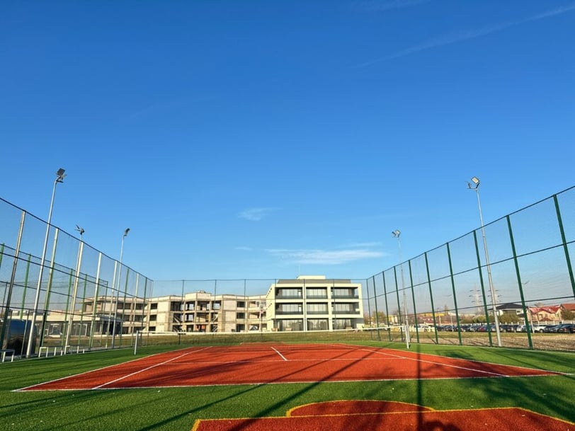 Sportveld op het terrein van de NetRom Campus in Craiova.