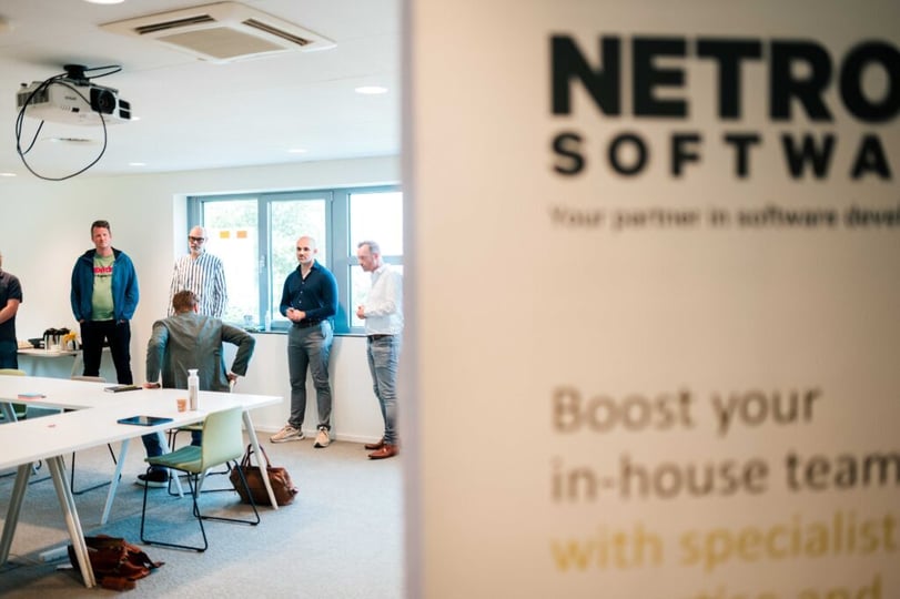 Product Owners en NetRom-collega’s tijdens een workshop op kantoor.