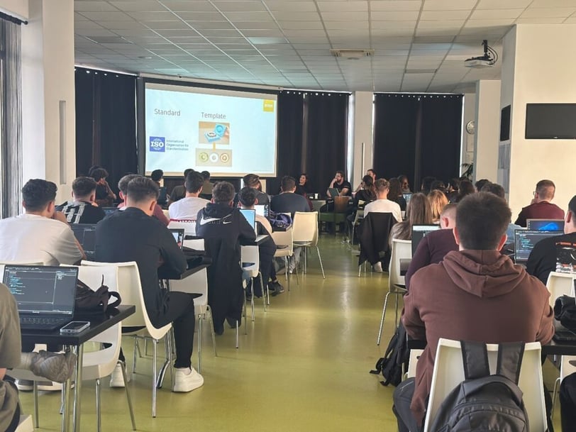 Studenten volgen een STL-cursus van NetRom in een lesruimte.