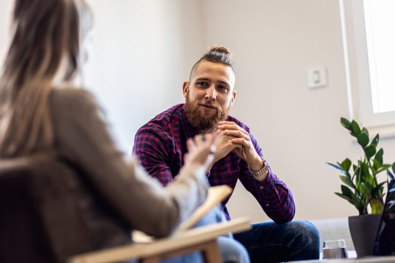 Twee professionals bespreken productkeuzes tijdens een overleg