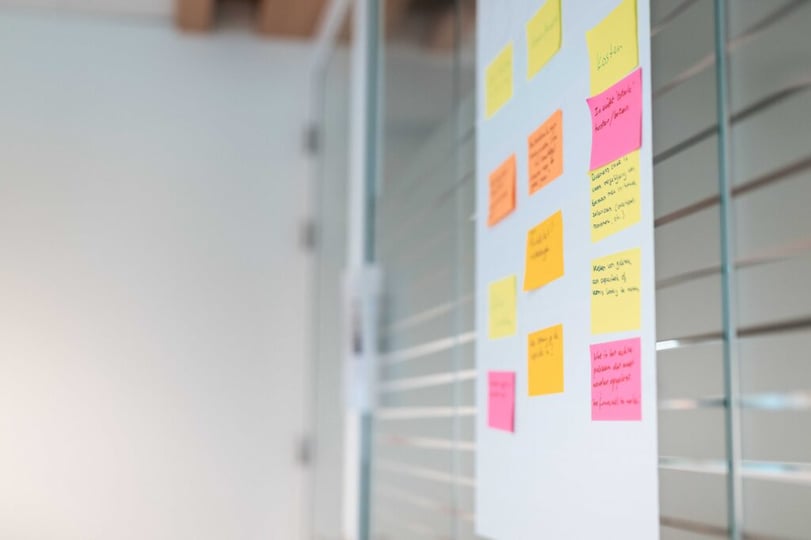 Post-its op een bord tijdens een sessie voor roadmap- en werkplanning.