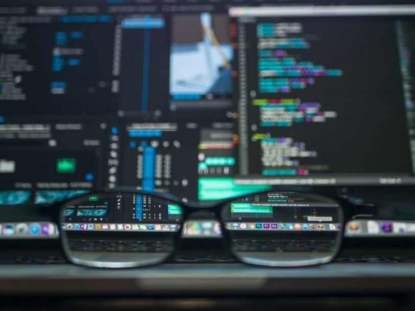 Code en ontwikkeltools weergegeven op meerdere beeldschermen
