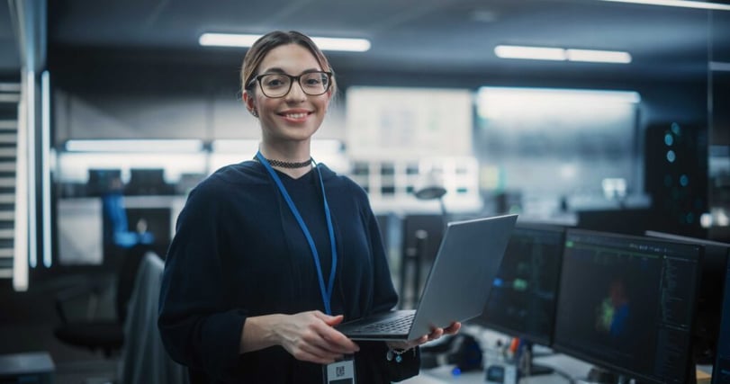 Software engineer werkt met een laptop in een ontwikkelomgeving
