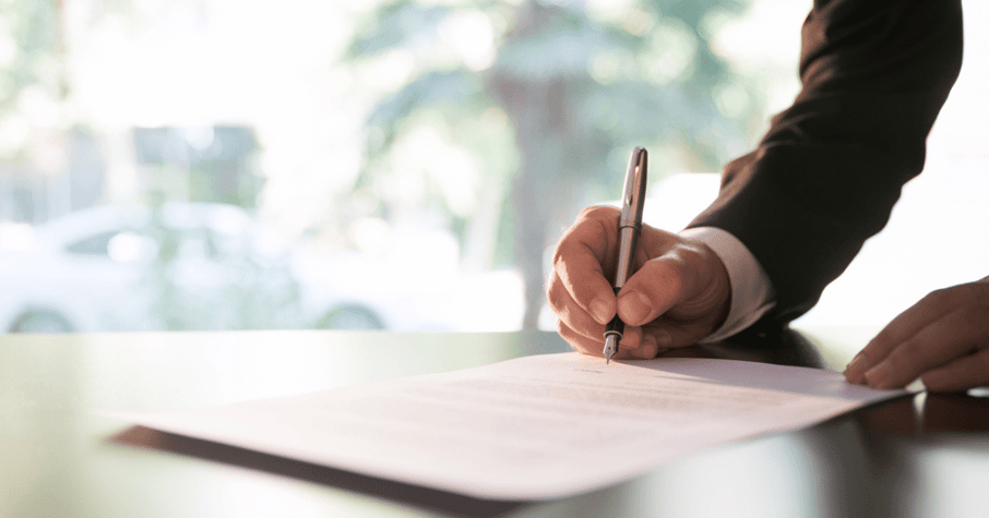 Zakelijke professional ondertekent een document aan tafel
