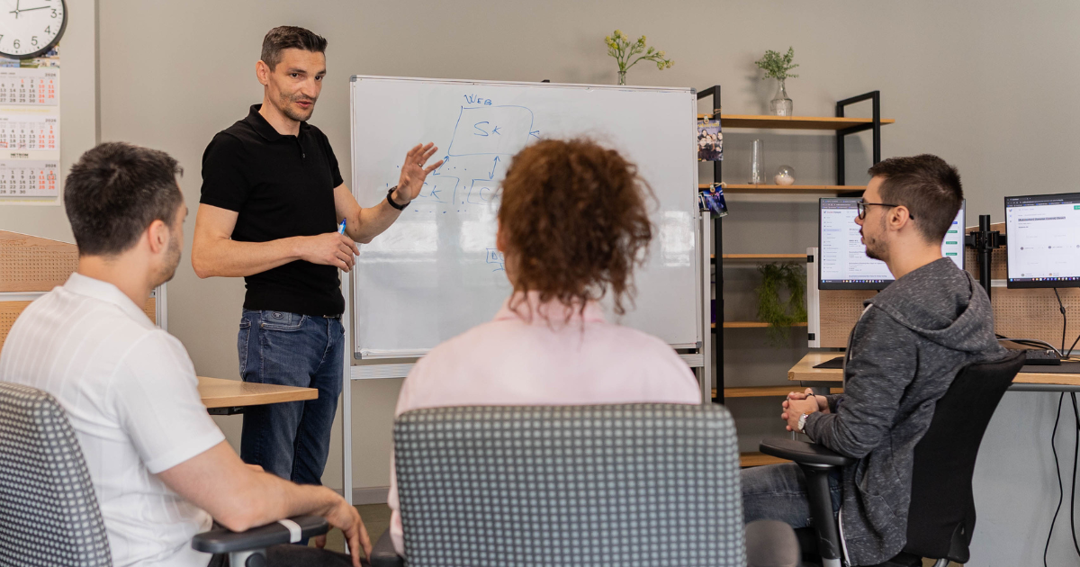 Softwareteam bespreekt applicatieworkflows tijdens een werksessie