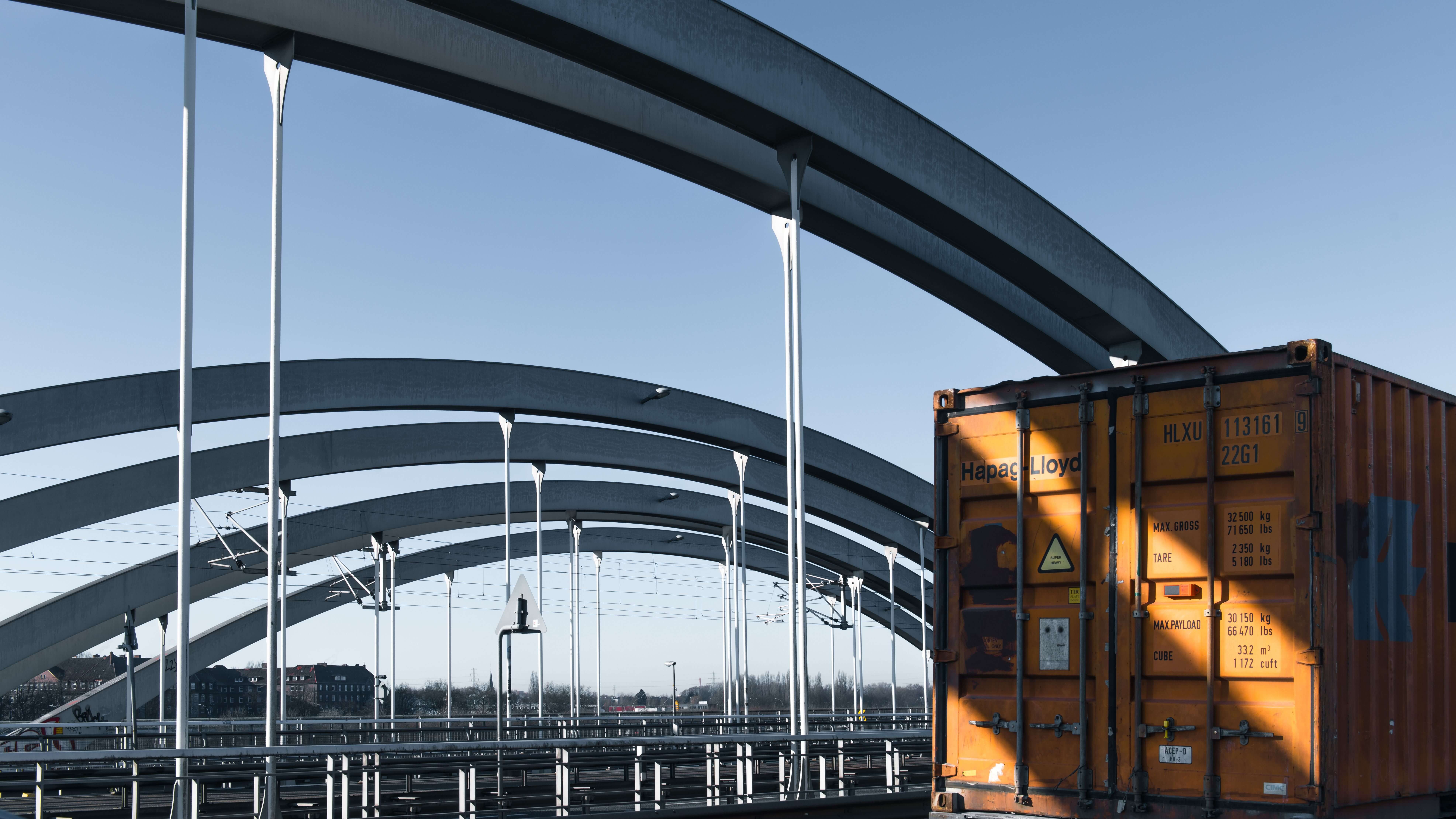 Vrachtwagens binnen een logistieke operatie ondersteund door fleet management software