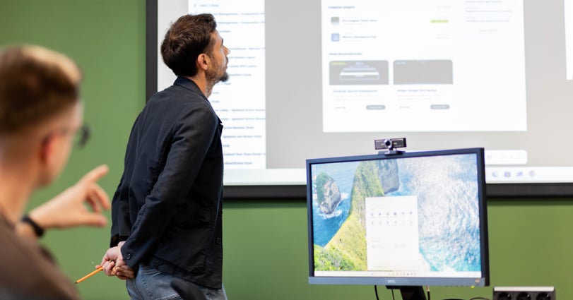 Softwareontwikkelaars werken samen tijdens een technische teamsessie
