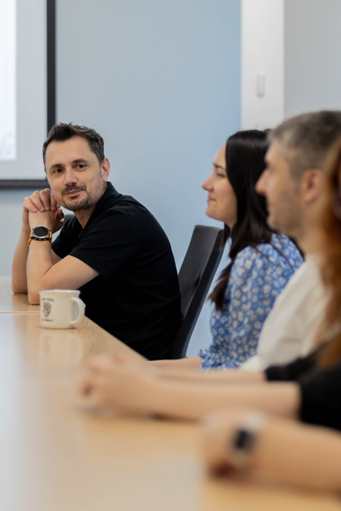 NetRom Software-teamleden werken samen tijdens een projectoverleg.
