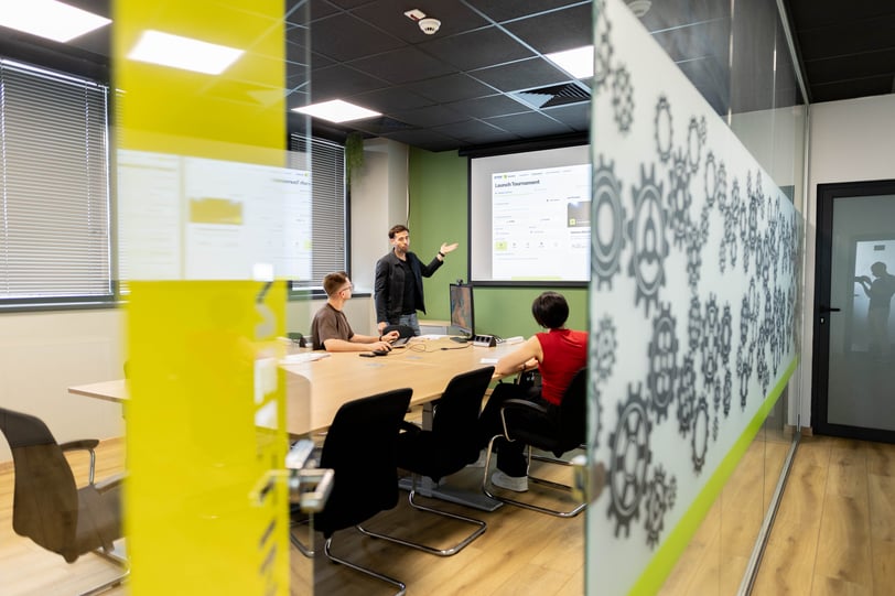 NetRom-collega’s tijdens een gezamenlijke kennissessie in een vergaderruimte.