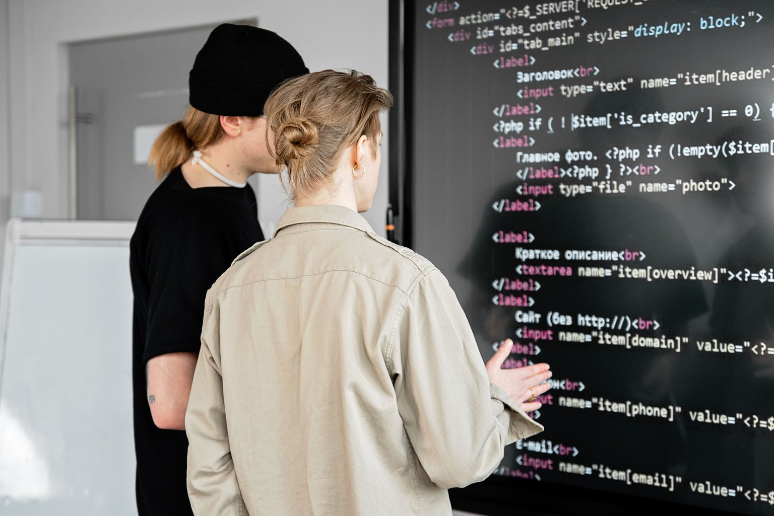Softwareontwikkelaars werken aan code en data voor een softwareapplicatie