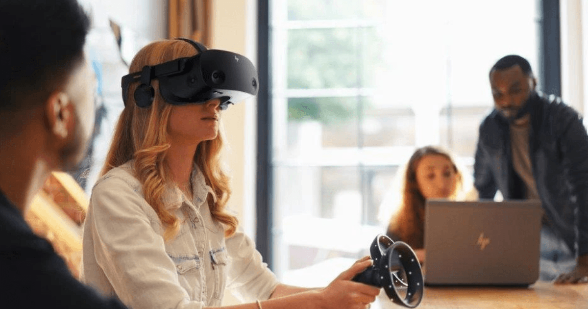 Professional gebruikt een VR-headset tijdens een gezamenlijke werksessie