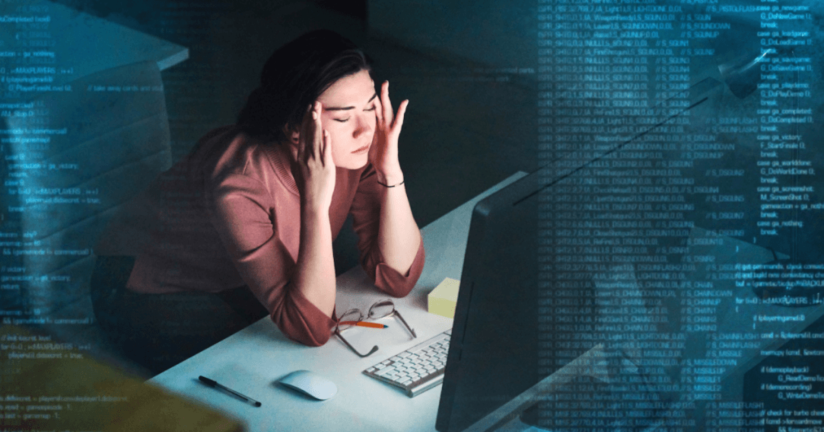 Een gefrustreerde vrouwelijke programmeur met haar handen aan haar hoofd voor een computerscherm, met een overlay van programmeercode die de impact van technische schuld (technical debt) visualiseert.