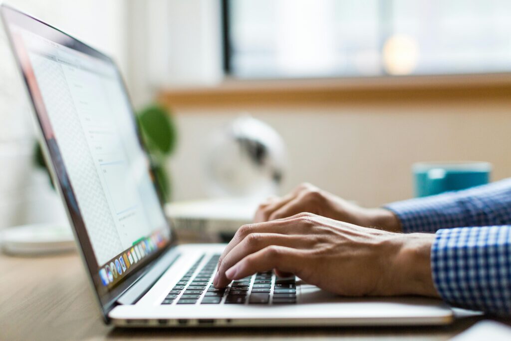 Softwareontwikkelaar die werkt aan een SaaS-platform op een laptop