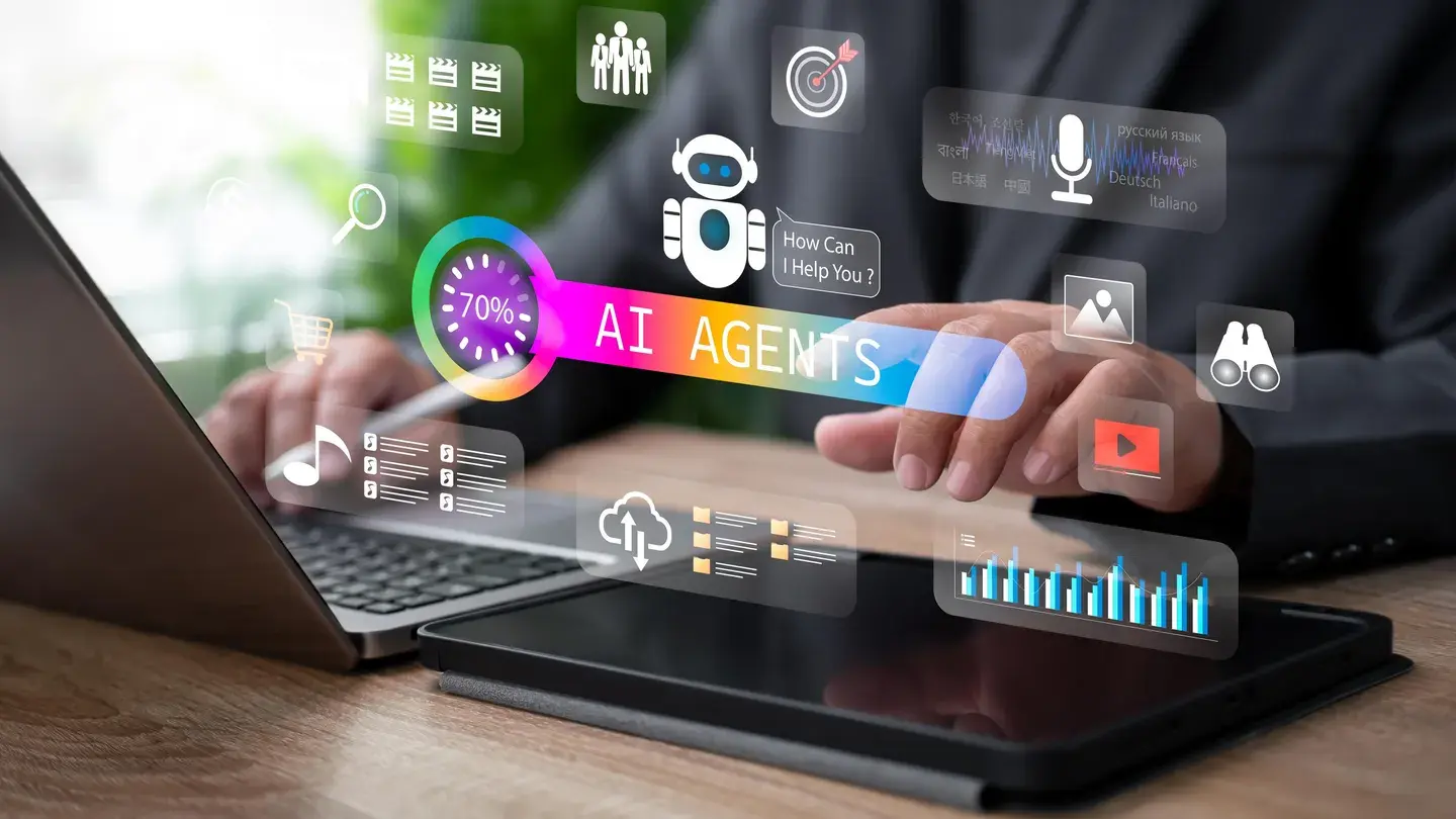 Persoon die werkt met AI-agents en digitale tools voor AI-gedreven softwareontwikkeling