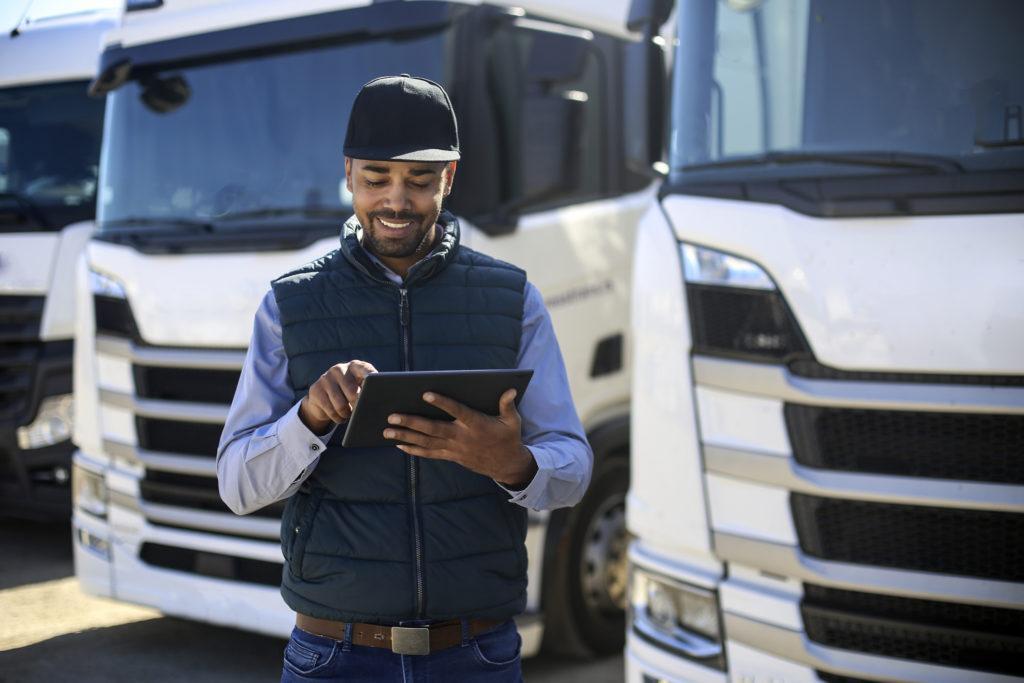 Fleetmanager gebruikt een tablet voor een vloot vrachtwagens
