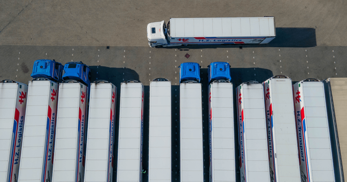 Vrachtwagenvloot op een logistiek terrein voor fleet management