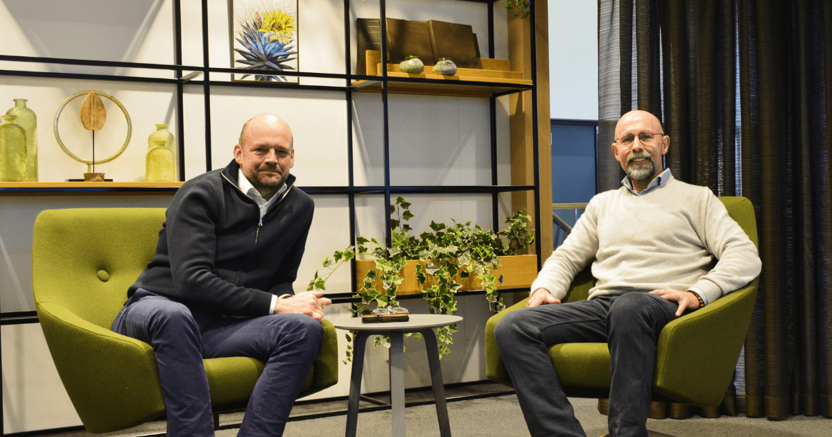 Jaap Merkus (CEO NetRom Software) en Giancarlo Billault-Scaramelli (Organizational advisor/former CIO Transdev) in gesprek tijdens een duo-interview over het opbouwen van vertrouwen en waarde binnen een software partnership.