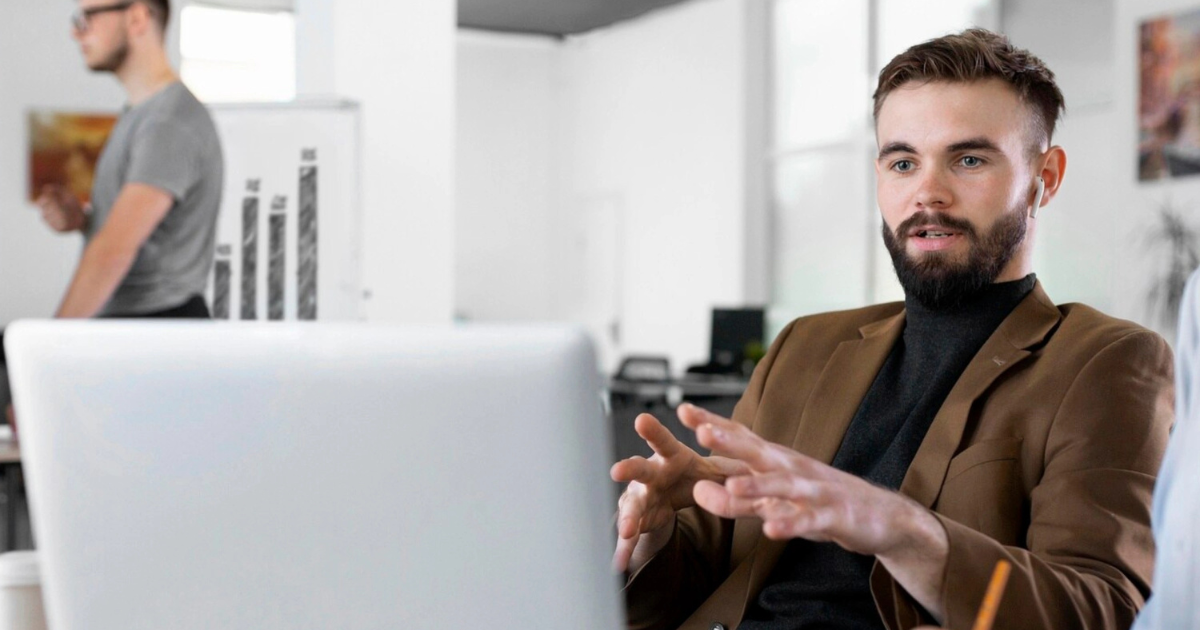 Softwareprofessional bespreekt een ontwikkelproces tijdens een werksessie