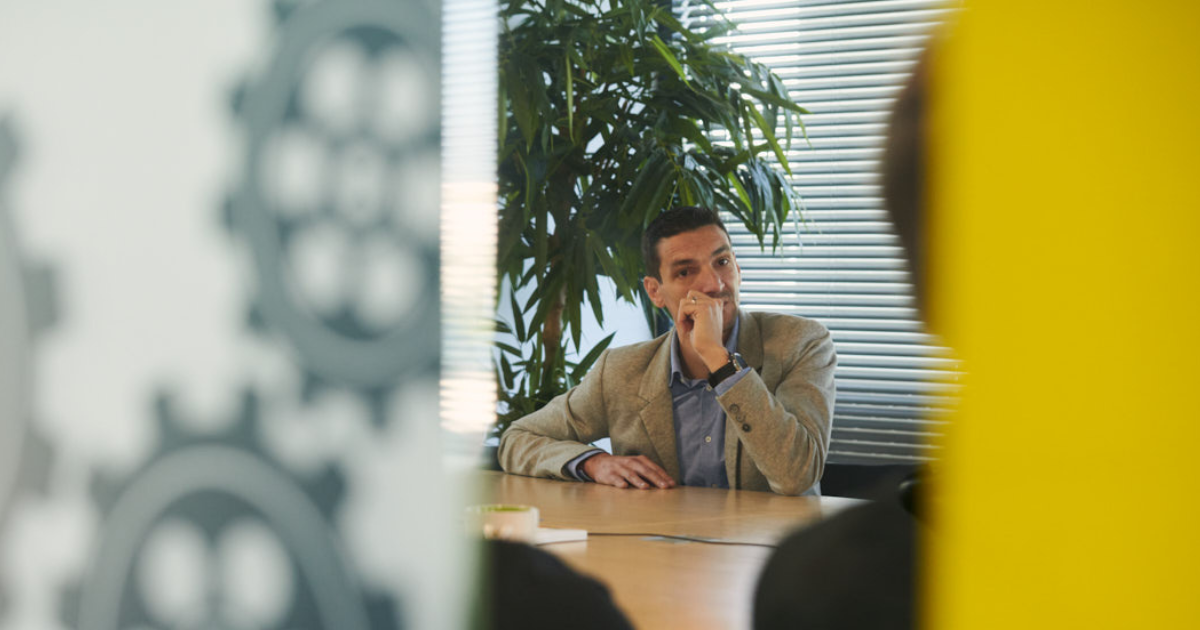 NetRom-medewerker tijdens een gesprek op kantoor.