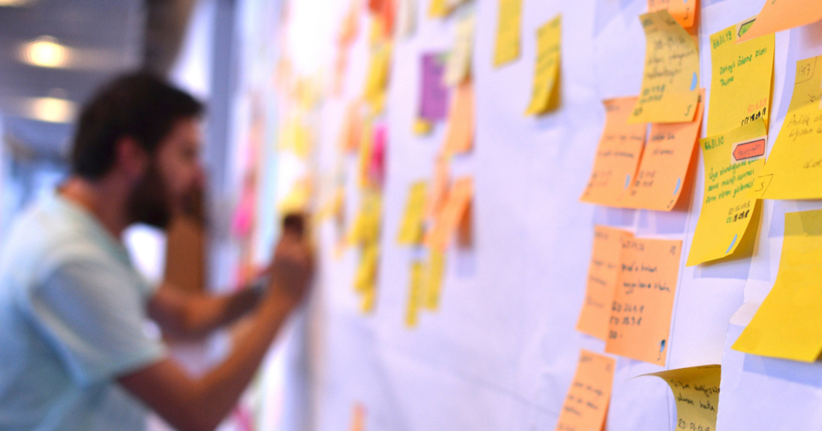 Product owner workshop met post-its voor het plannen en prioriteren van softwareontwikkeling