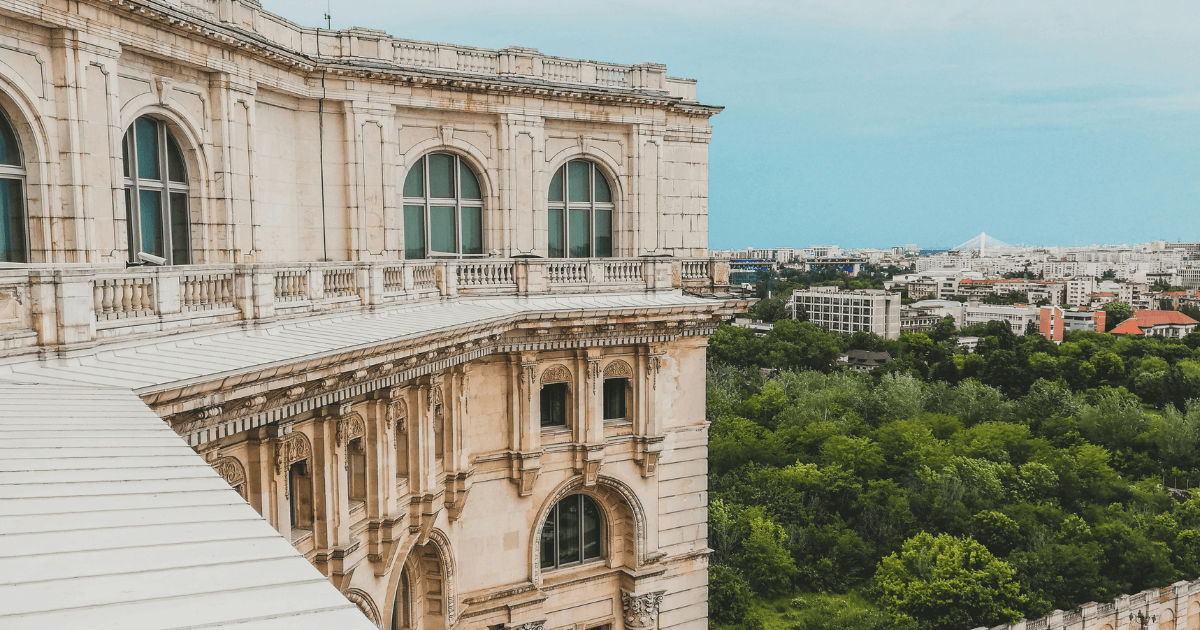 Zijaanzicht van het indrukwekkende Paleis van het Volk (Casa Poporului) in Boekarest met uitzicht op de stad, als visualisatie van de economische ontwikkeling van Roemenië in de blog van Han in 't Veld.