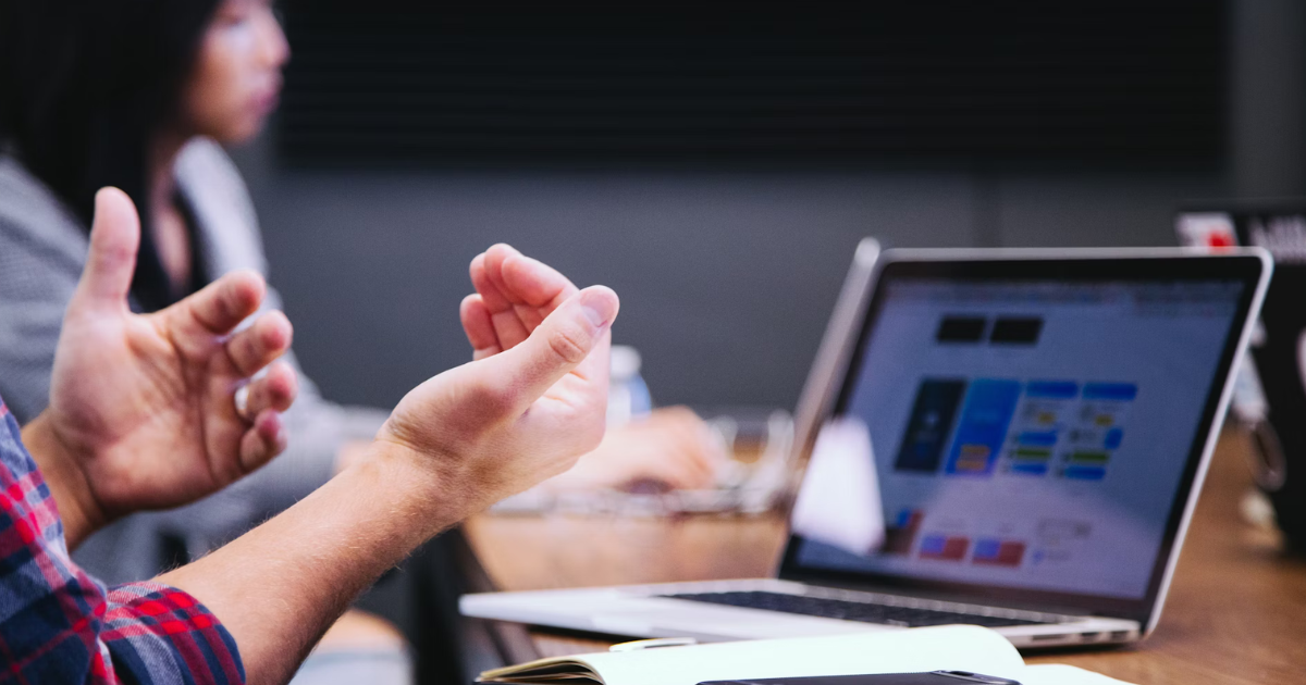 Softwareteam bespreekt een digitaal project tijdens een werksessie