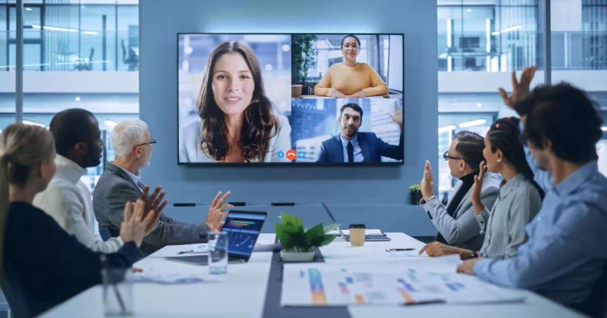 Softwareteam werkt samen met remote teamleden tijdens een videogesprek